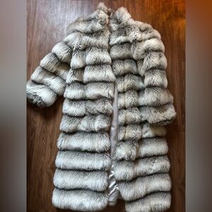 Luxurious Faux Fur Coat in Gray